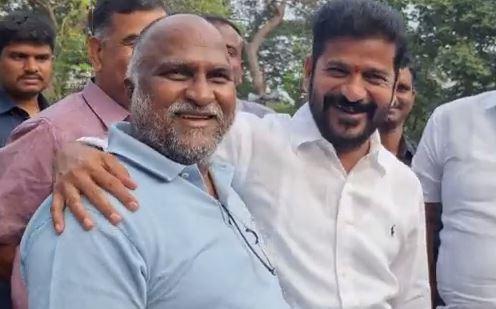 మాది తోటి కోడళ్ల పంచాయతీనే: రేవంత్ రెడ్డి.. జగ్గారెడ్డితో ఆసక్తికర సంభాషణ మాది తోటి కోడళ్ల పంచాయతీనే: రేవంత్ రెడ్డి.. జగ్గారెడ్డితో ఆసక్తికర సంభాషణ