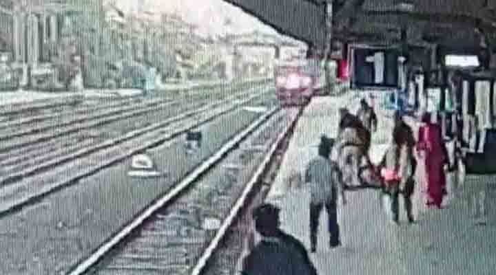 Viral Video | పట్టాలపై ఇద్దరు ముసలోళ్లు.. వేగంగా దూసుకొచ్చిన గూడ్స్ రైలు Viral Video | పట్టాలపై ఇద్దరు ముసలోళ్లు.. వేగంగా దూసుకొచ్చిన గూడ్స్ రైలు