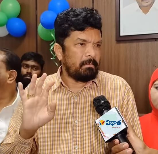 Posani Krishna Murali | నన్ను చంపేందుకు చంద్రబాబు కుట్ర.. పోసాని కృష్ణ మురళి సంచలన ఆరోపణ Posani Krishna Murali | నన్ను చంపేందుకు చంద్రబాబు కుట్ర.. పోసాని కృష్ణ మురళి సంచలన ఆరోపణ