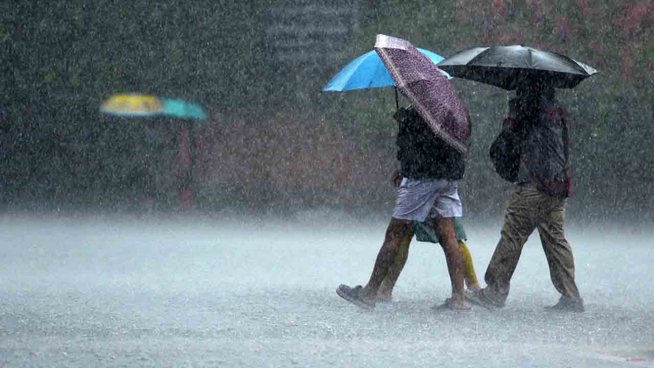 Heavy Rains | తెలంగాణకు భారీ వర్ష సూచన..ఆ 20 జిల్లాలకు ఎల్లో అలర్ట్ జారీ..! Heavy Rains | తెలంగాణకు భారీ వర్ష సూచన..ఆ 20 జిల్లాలకు ఎల్లో అలర్ట్ జారీ..!