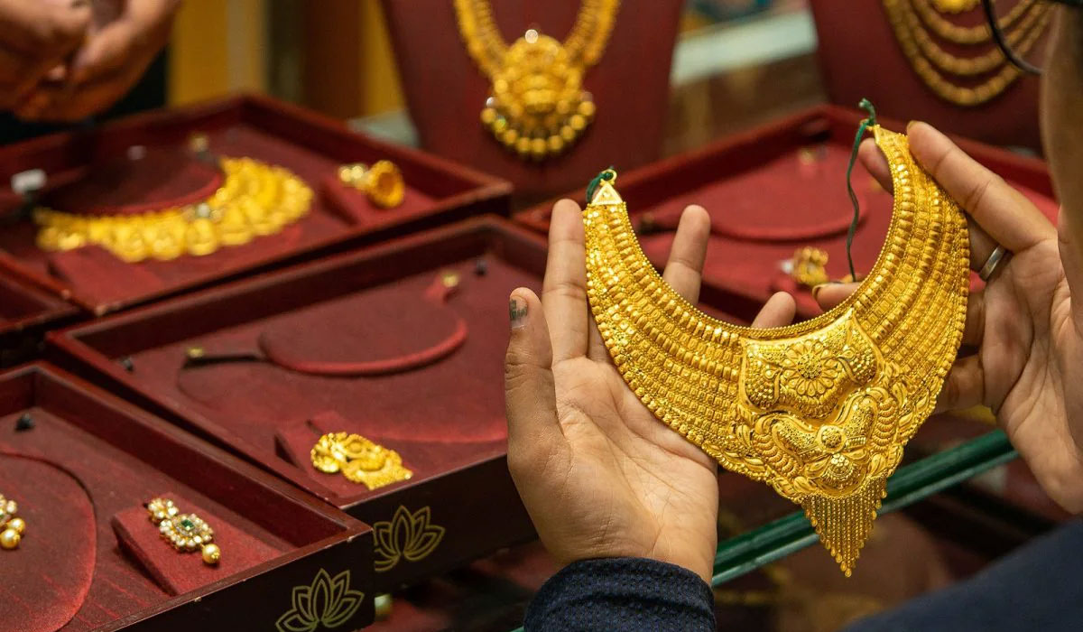 Gold-Silver Price | అంతర్జాతీయ మార్కెట్లో బంగారానికి డిమాండ్..! నేడు హైదరాబాద్లో ఎలా ఉన్నాయంటే..? Gold-Silver Price | అంతర్జాతీయ మార్కెట్లో బంగారానికి డిమాండ్..! నేడు హైదరాబాద్లో ఎలా ఉన్నాయంటే..?