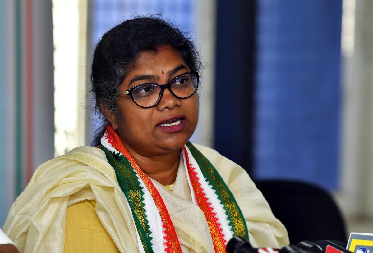 Munugodu | మునుగోడు టికెట్ సీపీఐకి ఇవ్వొద్దు: కాంగ్రెస్ నేత పాల్వాయి స్రవంతి Munugodu | మునుగోడు టికెట్ సీపీఐకి ఇవ్వొద్దు: కాంగ్రెస్ నేత పాల్వాయి స్రవంతి