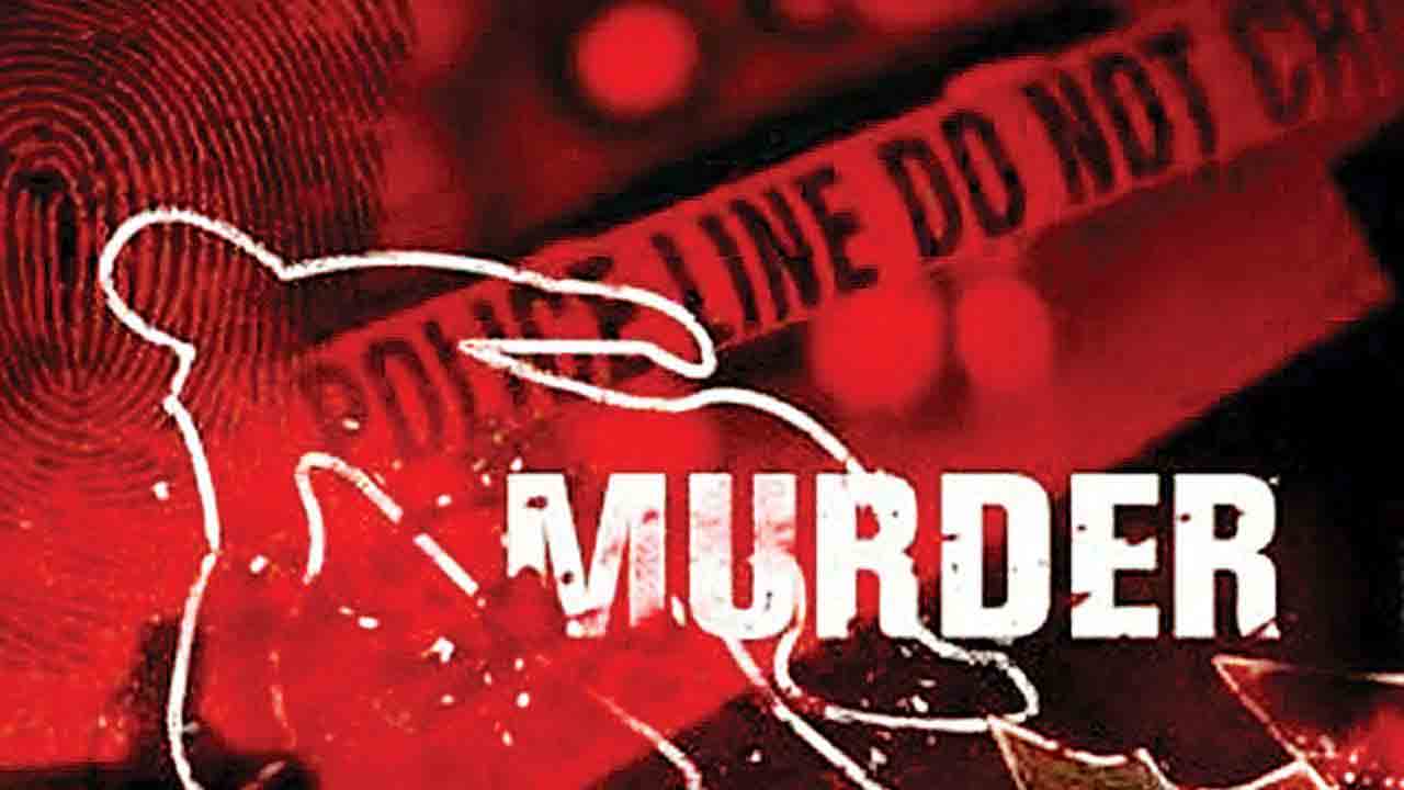 Crime News | కోడలికి లైంగిక వేధింపులు.. భర్త గొంతు కోసి చంపిన భార్య Crime News | కోడలికి లైంగిక వేధింపులు.. భర్త గొంతు కోసి చంపిన భార్య