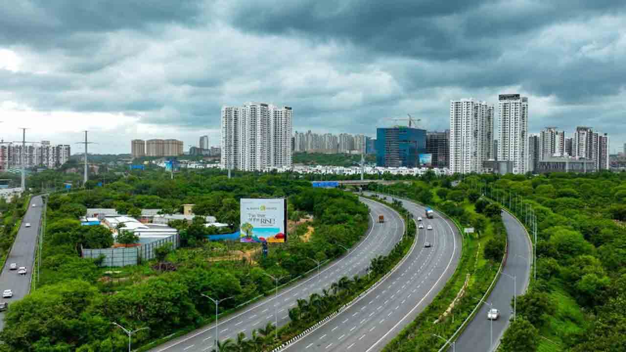 ORR | ఔటర్పై ఇక 120 కి.మీ. వేగంతో దూసుకెళ్లొచ్చు.. నోటిఫికేషన్ జారీ ORR | ఔటర్పై ఇక 120 కి.మీ. వేగంతో దూసుకెళ్లొచ్చు.. నోటిఫికేషన్ జారీ