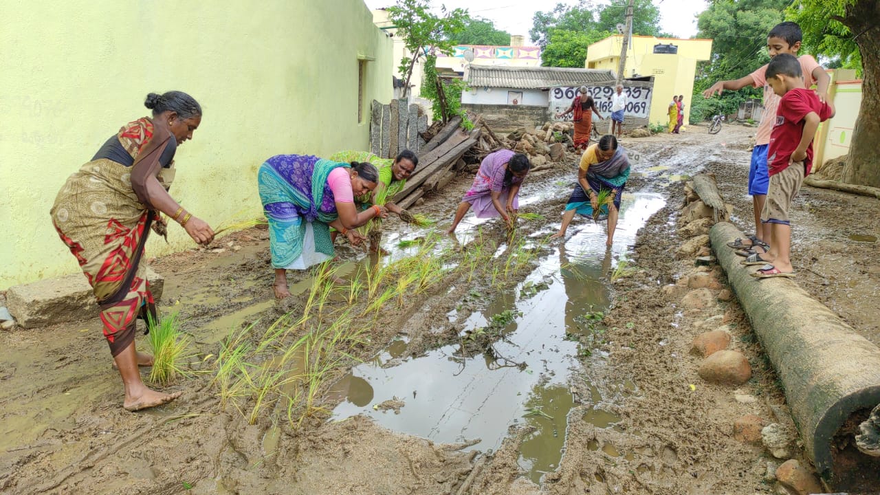 Nalgonda | రోడ్లు అధ్వానం.. నాట్లు వేసి నిరసన Nalgonda | రోడ్లు అధ్వానం.. నాట్లు వేసి నిరసన