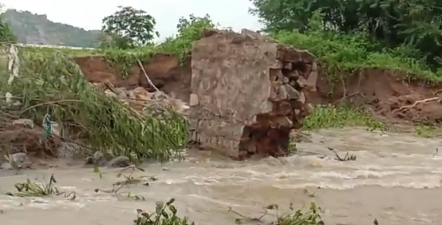 Warangal | వరంగల్ భద్రకాళి చెరువుకు గండి Warangal | వరంగల్ భద్రకాళి చెరువుకు గండి
