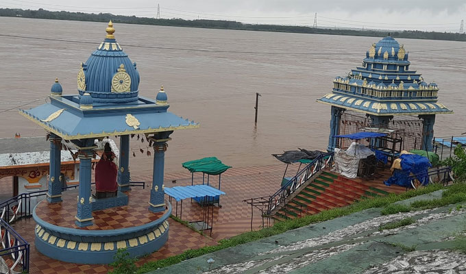 Bhadrachalam | గోదావరి ఉధృతి.. భద్రాచలం వద్ద రెండో ప్రమాద హెచ్చరిక Bhadrachalam | గోదావరి ఉధృతి.. భద్రాచలం వద్ద రెండో ప్రమాద హెచ్చరిక