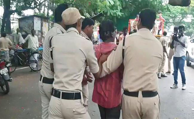 TS Secretariat | సెక్రటేరియట్ ముట్టడికి.. కానిస్టేబుల్ అభ్యర్థుల యత్నం TS Secretariat | సెక్రటేరియట్ ముట్టడికి.. కానిస్టేబుల్ అభ్యర్థుల యత్నం