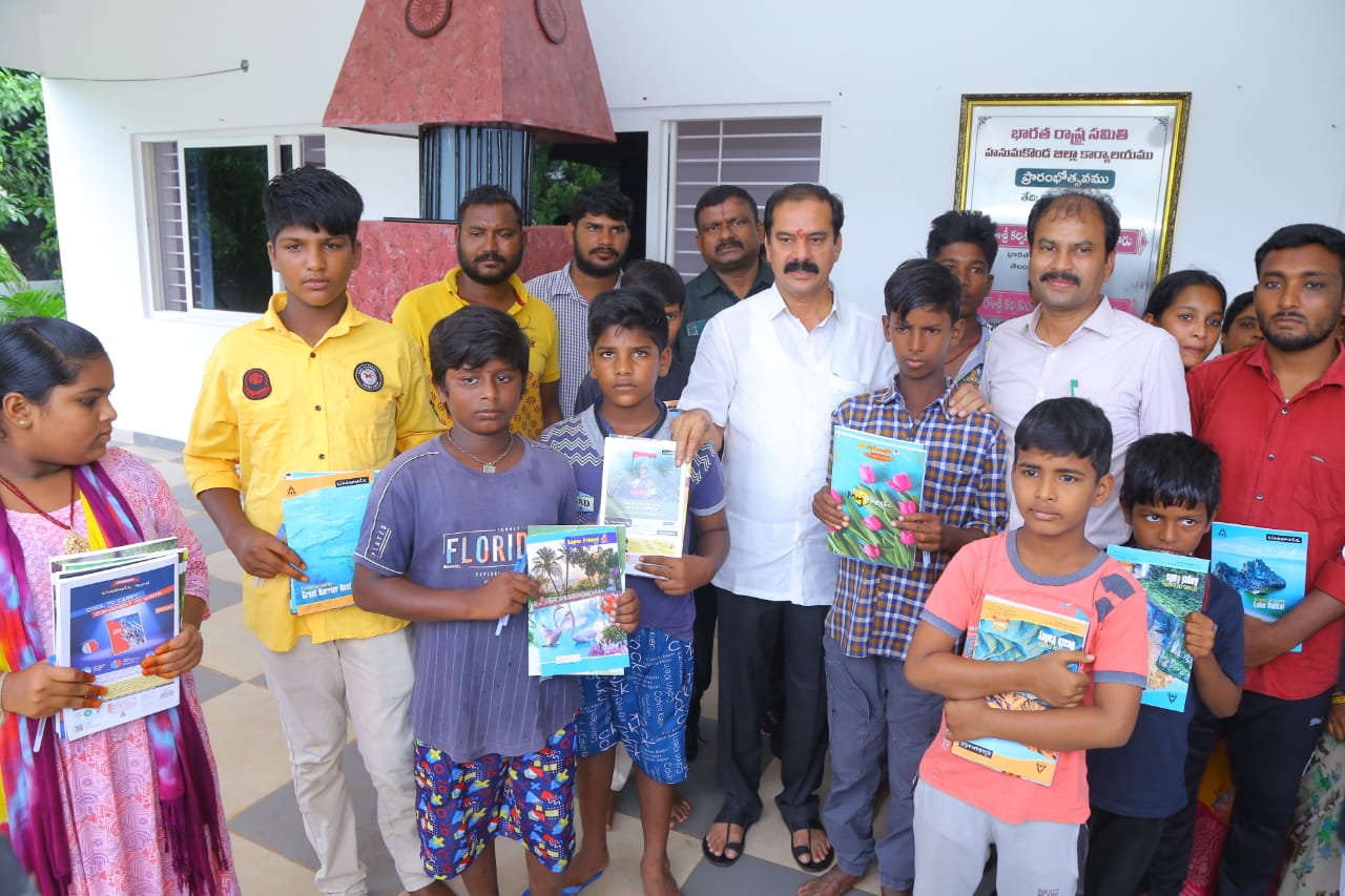 Warangal | చెత్త కుప్పల నుంచి చదువులమ్మ ఒడికి.. Warangal | చెత్త కుప్పల నుంచి చదువులమ్మ ఒడికి..