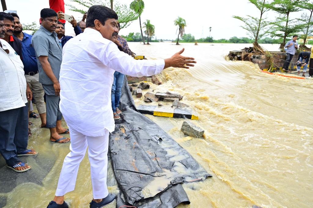 Nizamabad | వరద ప్రభావిత ప్రాంతాలను సందర్శించిన మంత్రి, కలెక్టర్ Nizamabad | వరద ప్రభావిత ప్రాంతాలను సందర్శించిన మంత్రి, కలెక్టర్