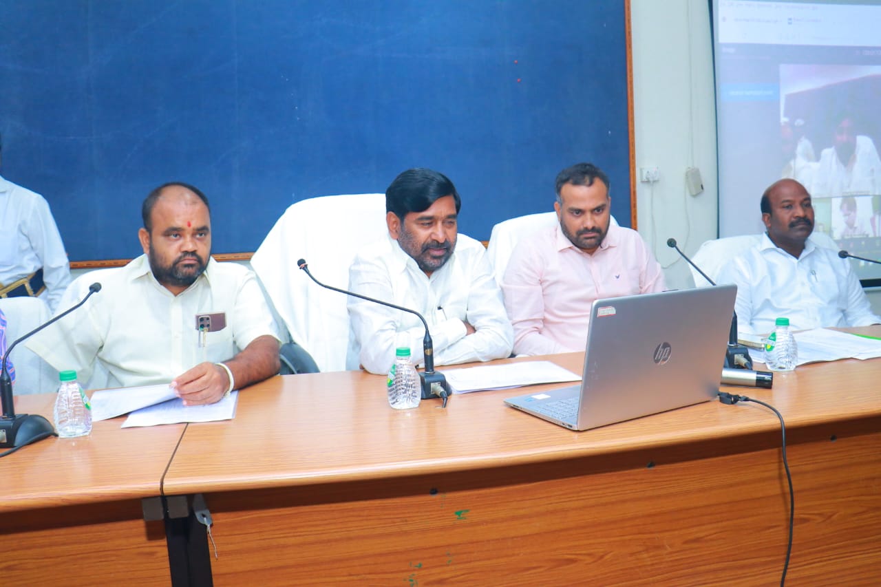Nalgonda | వర్షాలతో అప్రమత్తం.. వాతావరణ హెచ్చరికలు పాటించాలి: అధికారులకు మంత్రి జగదీశ్రెడ్డి ఆదేశం Nalgonda | వర్షాలతో అప్రమత్తం.. వాతావరణ హెచ్చరికలు పాటించాలి: అధికారులకు మంత్రి జగదీశ్రెడ్డి ఆదేశం