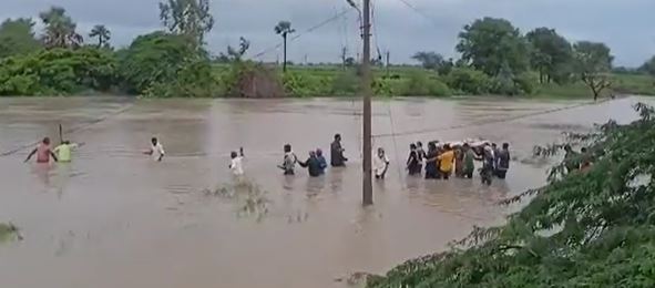 Medak | ఆఖరి మజిలీకీ తప్పని వరద కష్టాలు.. ఉధృత వాగును దాటించి.. అంత్యక్రియలు Medak | ఆఖరి మజిలీకీ తప్పని వరద కష్టాలు.. ఉధృత వాగును దాటించి.. అంత్యక్రియలు