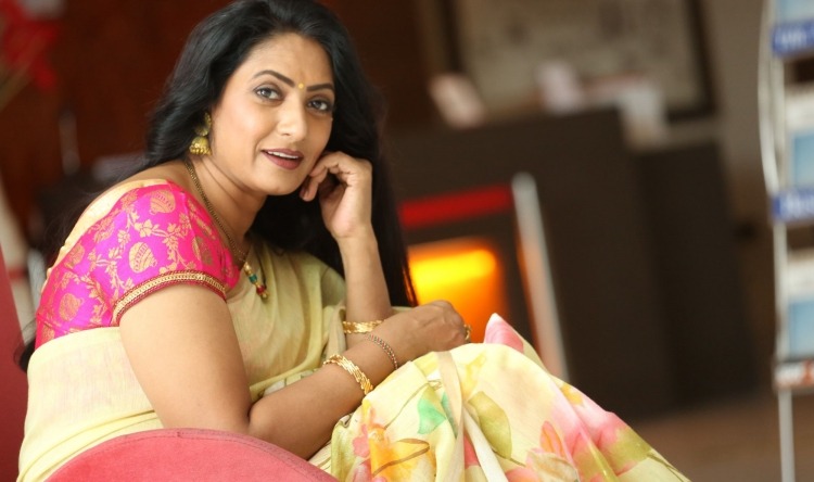 Aamani | ఆ రోజు.. నా భర్తకి ఎలా కమిటయ్యానో తెలియదు: ఆమని Aamani | ఆ రోజు.. నా భర్తకి ఎలా కమిటయ్యానో తెలియదు: ఆమని