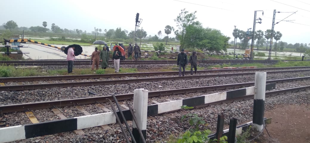 Kajipet | కాజీపేట-బల్లార్షా సెక్షన్లో రైళ్ల రాకపోకలకు అంతరాయం.. నిలిపివేత Kajipet | కాజీపేట-బల్లార్షా సెక్షన్లో రైళ్ల రాకపోకలకు అంతరాయం.. నిలిపివేత
