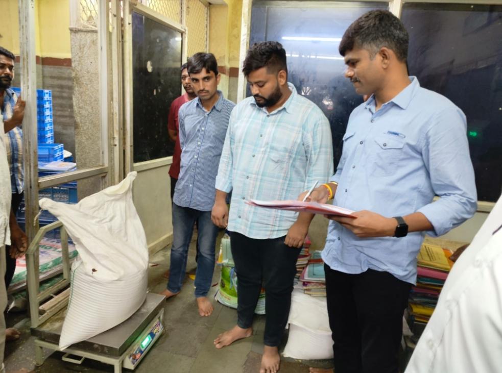 Vemulavada | రాజన్న ఆలయంలో.. విజిలెన్స్ అధికారుల తనిఖీలు Vemulavada | రాజన్న ఆలయంలో.. విజిలెన్స్ అధికారుల తనిఖీలు