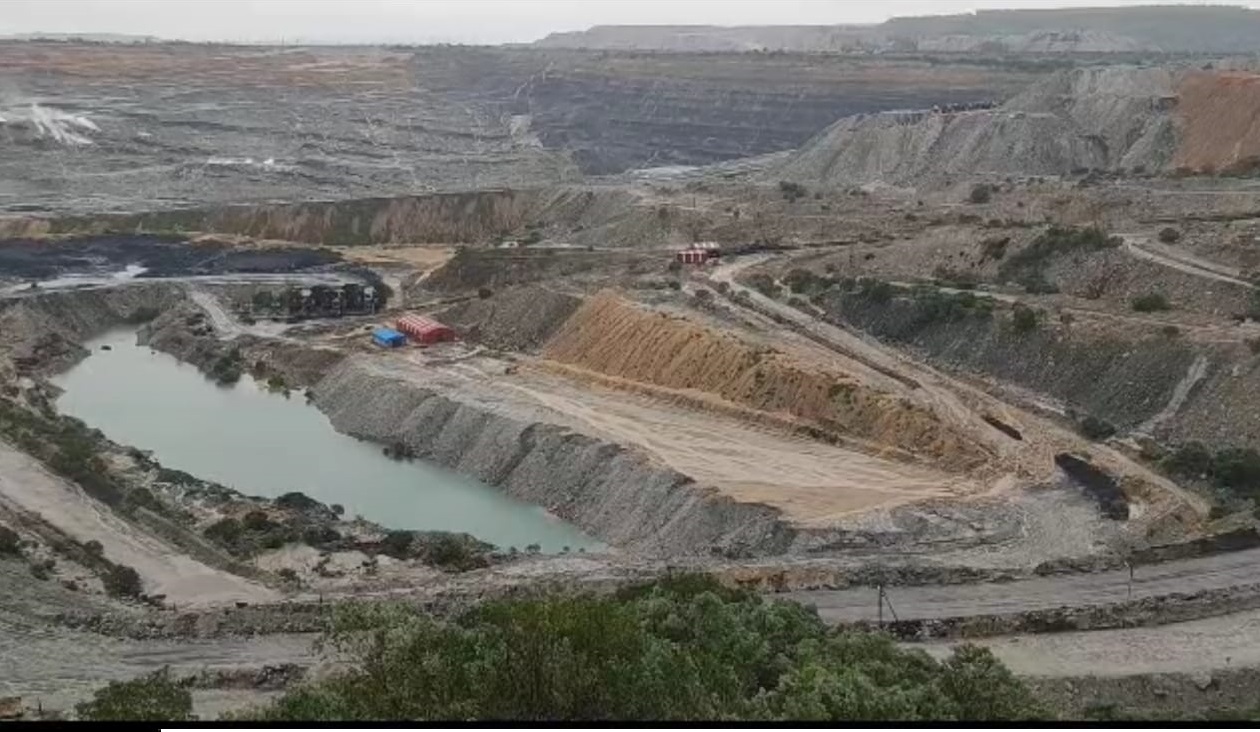 Heavy Rains | భారీ వర్షాలకు.. సింగరేణి ఓపెన్ కాస్ట్ గనుల్లో నిలిచిన బొగ్గు ఉత్పత్తి Heavy Rains | భారీ వర్షాలకు.. సింగరేణి ఓపెన్ కాస్ట్ గనుల్లో నిలిచిన బొగ్గు ఉత్పత్తి