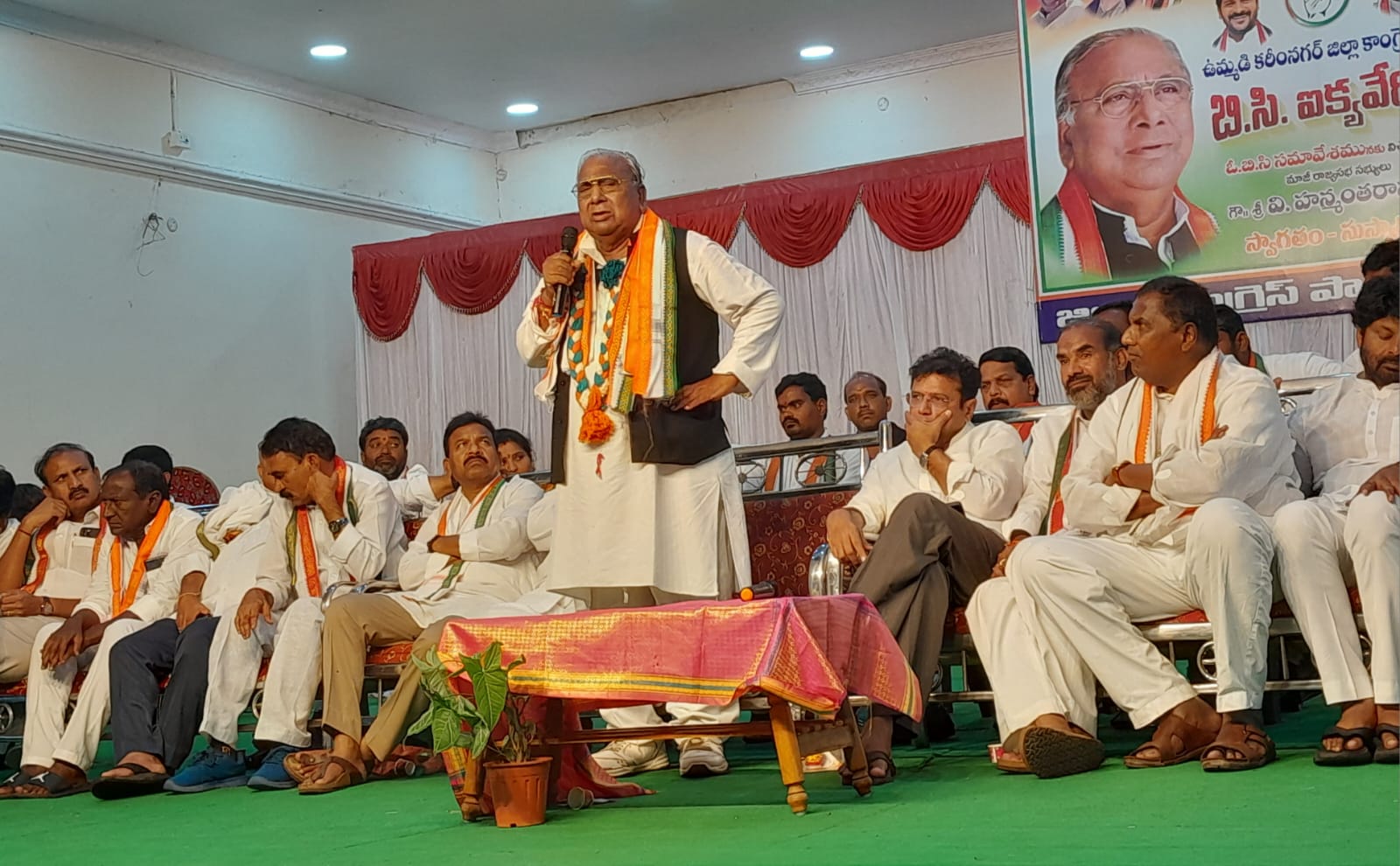 Congress | దేశంలో ఏ పార్టీ అధికారంలోకి రావాలన్నా.. బీసీల ఓట్లే కీలకం: వీహెచ్ Congress | దేశంలో ఏ పార్టీ అధికారంలోకి రావాలన్నా.. బీసీల ఓట్లే కీలకం: వీహెచ్