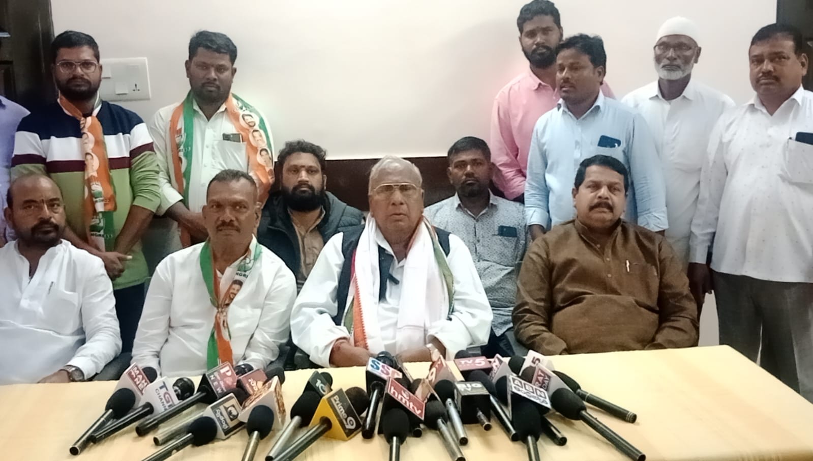 Medak | గజ్వేల్లో మారింది రోడ్లు మాత్రమే.. ప్రజల బ్రతుకులు కాదు: హనుమంత రావు Medak | గజ్వేల్లో మారింది రోడ్లు మాత్రమే.. ప్రజల బ్రతుకులు కాదు: హనుమంత రావు