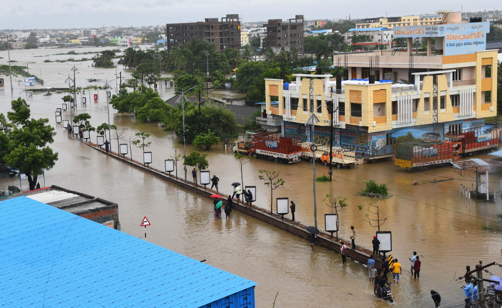 Warangal | కొండాయిలో వరద ఉదృతి.. పది మంది గల్లంతు.. గోపాలపురం చెరువులో ఒకరు Warangal | కొండాయిలో వరద ఉదృతి.. పది మంది గల్లంతు.. గోపాలపురం చెరువులో ఒకరు