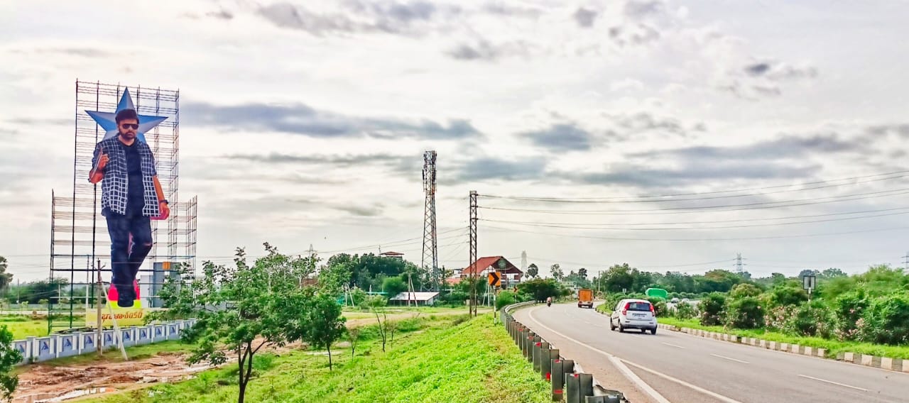 Suryapet | సినీ చరిత్రలో అతి పెద్ద కటౌట్.. సూర్యాపేటలో ఏర్పాటు Suryapet | సినీ చరిత్రలో అతి పెద్ద కటౌట్.. సూర్యాపేటలో ఏర్పాటు