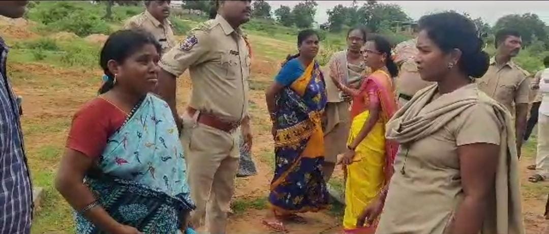 Mancherial | వివాదంలోకి చెన్నూరు బస్ డిపో నిర్మాణం.. స్థలం మాదంటూ బాధితుల ఆందోళన Mancherial | వివాదంలోకి చెన్నూరు బస్ డిపో నిర్మాణం.. స్థలం మాదంటూ బాధితుల ఆందోళన