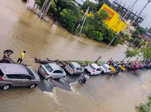 warangal | వరదలో గర్ల్స్ హాస్టల్.. చిక్కుకున్న 270 మంది విద్యార్థినిలు warangal | వరదలో గర్ల్స్ హాస్టల్.. చిక్కుకున్న 270 మంది విద్యార్థినిలు