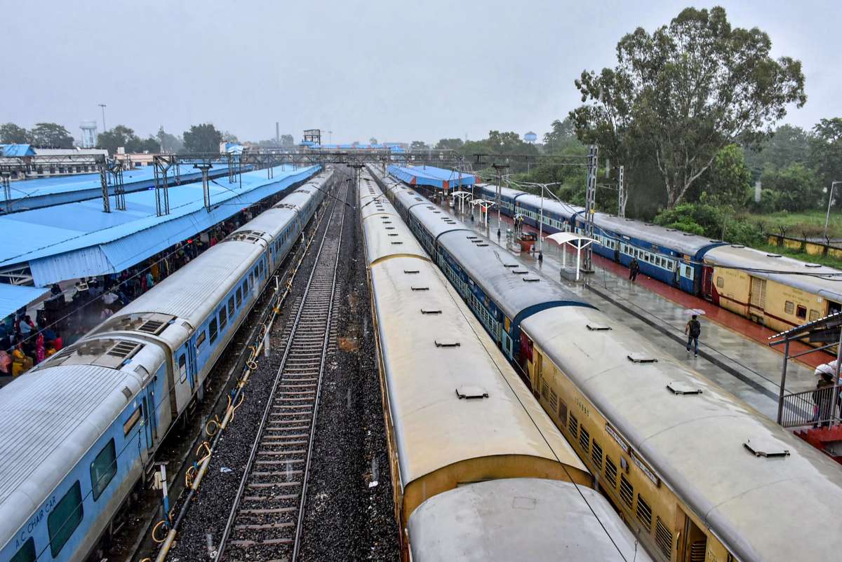 Railway Lands | 15 రోజుల్లో ఆక్రమణలు తొలగించండి.. మసీదులకు రైల్వేశాఖ నోటీసులు Railway Lands | 15 రోజుల్లో ఆక్రమణలు తొలగించండి.. మసీదులకు రైల్వేశాఖ నోటీసులు