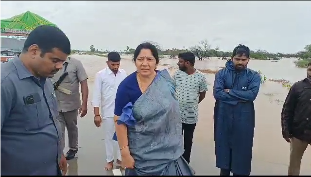 Warangal | వరదనీటిని పరిశీలించిన మంత్రి సత్యవతి Warangal | వరదనీటిని పరిశీలించిన మంత్రి సత్యవతి