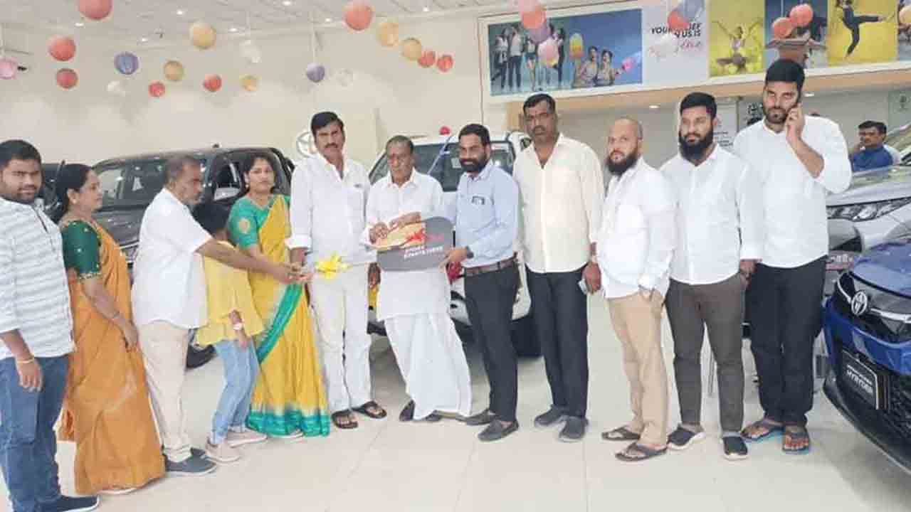 Medak Farmer | రూ. 50 లక్షల ఫార్చునర్ కారు కొన్న టమాటా రైతు.. Medak Farmer | రూ. 50 లక్షల ఫార్చునర్ కారు కొన్న టమాటా రైతు..