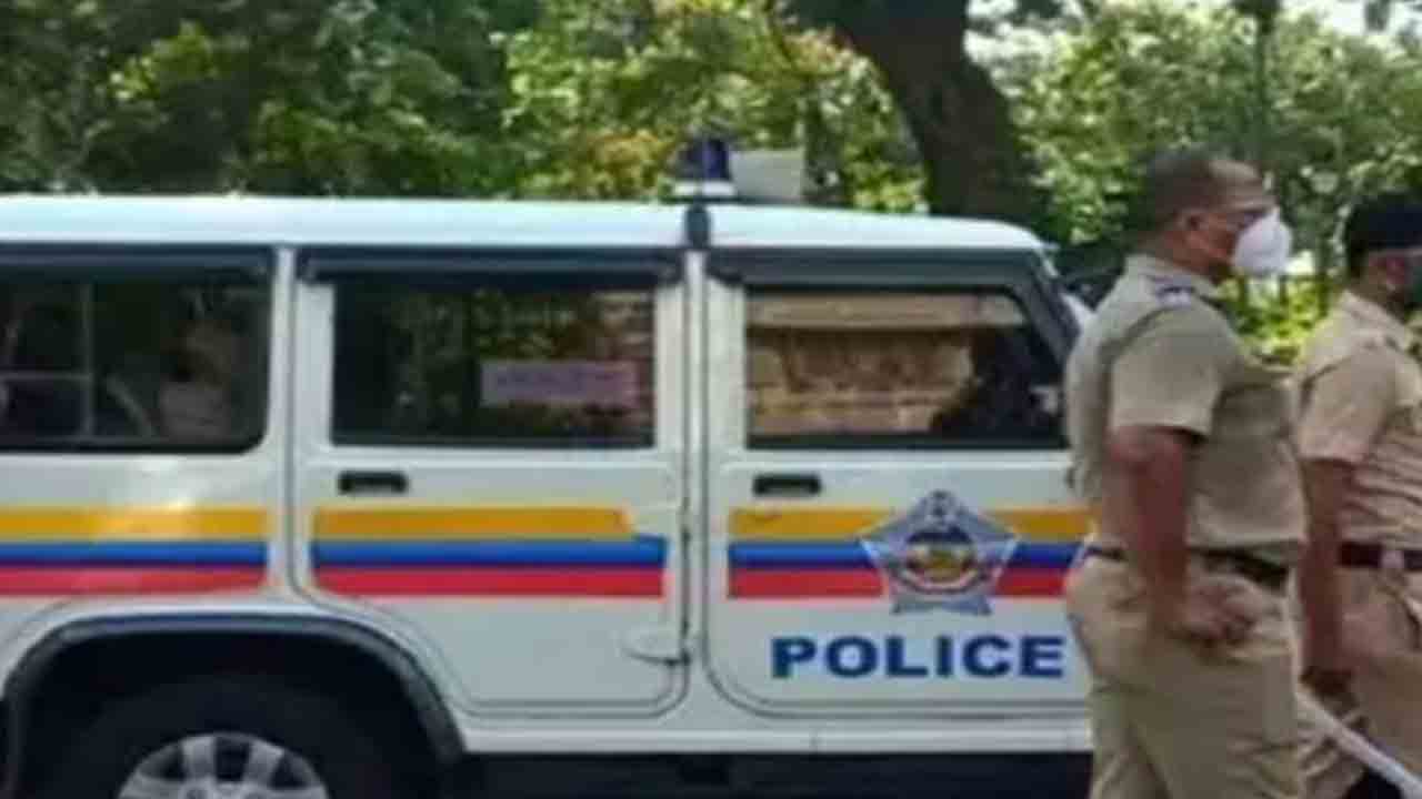 Urine | మంచి నీళ్ల బాటిల్లో మూత్రం కలిపారు.. ఆ నీటిని తాగేసిన బాలిక Urine | మంచి నీళ్ల బాటిల్లో మూత్రం కలిపారు.. ఆ నీటిని తాగేసిన బాలిక