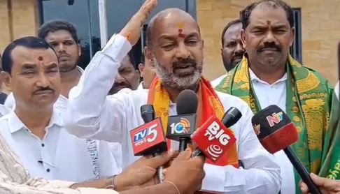 Bandi Sanjay | KCR.. చంద్ర మండలంపై మూడెకరాలు ఇస్తానన్నా ఆశ్చర్యపోవద్దు: బండి సంజయ్ Bandi Sanjay | KCR.. చంద్ర మండలంపై మూడెకరాలు ఇస్తానన్నా ఆశ్చర్యపోవద్దు: బండి సంజయ్