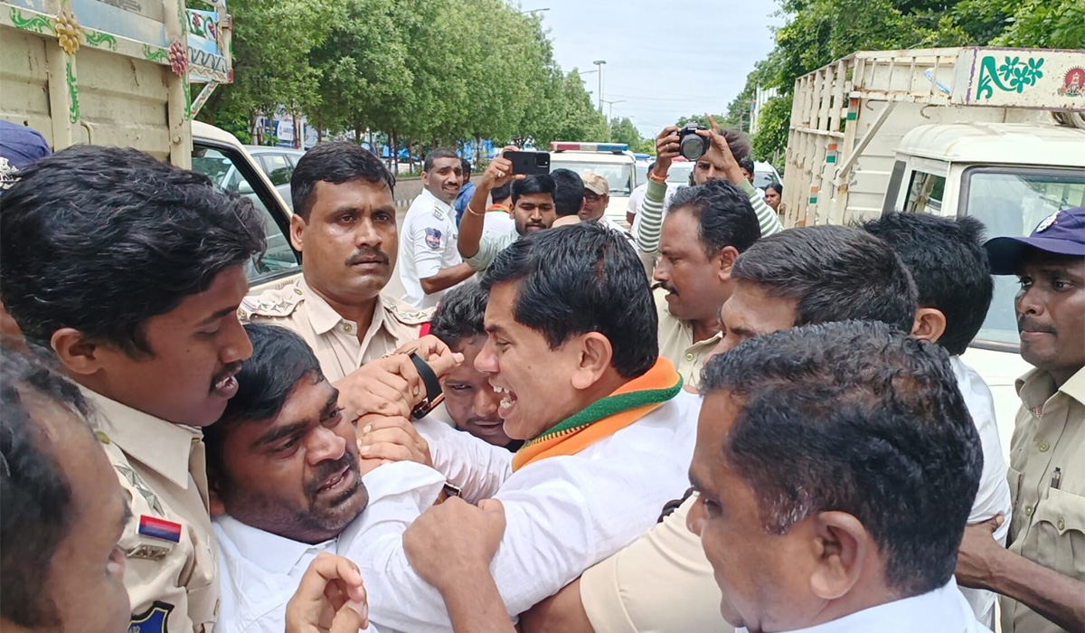 Mancherial | మంచిర్యాలలో ఉద్రిక్తత.. ఎమ్మెల్యే క్యాంప్ ఆఫీస్ ముట్టడి Mancherial | మంచిర్యాలలో ఉద్రిక్తత.. ఎమ్మెల్యే క్యాంప్ ఆఫీస్ ముట్టడి