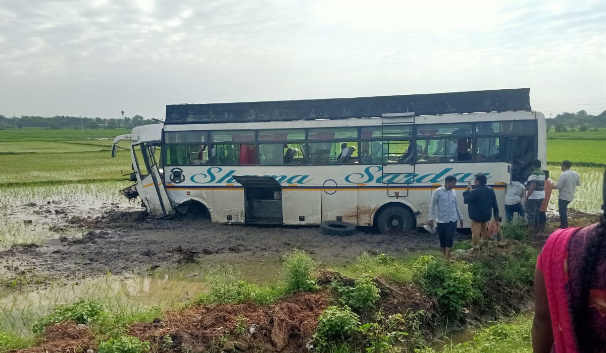 Nalgonda | బైకును ఢీకొట్టిన ప్రైవేటు బస్సు.. ముగ్గురు మృతి