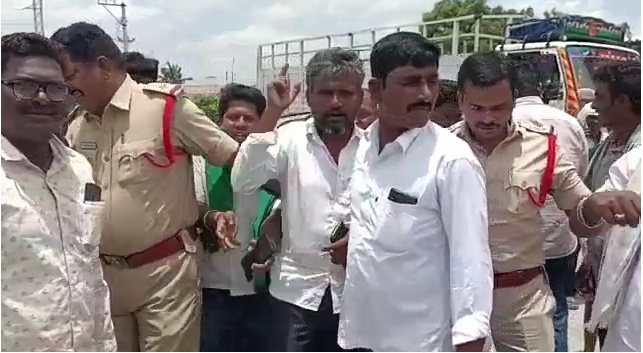 Nagarjuna Sagar | గిరిజనులపై ఎమ్మెల్యే భగత్ దాడి.. నిరసనగా ధర్నా Nagarjuna Sagar | గిరిజనులపై ఎమ్మెల్యే భగత్ దాడి.. నిరసనగా ధర్నా