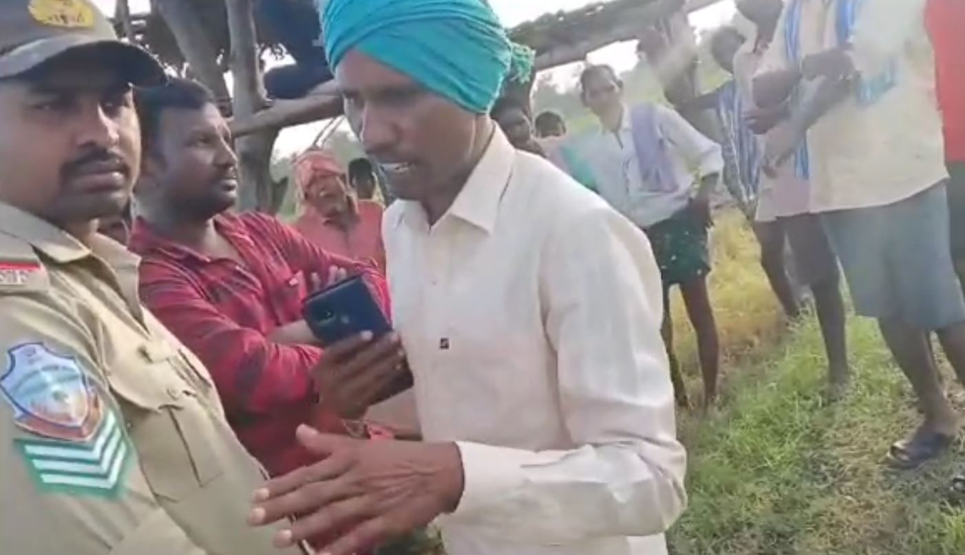 Adilabad | పోడు వ్యవసాయం చేయొద్దు.. గిరిజనులను అడ్డుకున్న ఫారెస్ట్ అధికారులు Adilabad | పోడు వ్యవసాయం చేయొద్దు.. గిరిజనులను అడ్డుకున్న ఫారెస్ట్ అధికారులు
