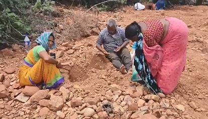 Hexagonal Diamond | ఓ కుటుంబానికి దొరికిన అరుదైన షట్భుజ వజ్రం.. Hexagonal Diamond | ఓ కుటుంబానికి దొరికిన అరుదైన షట్భుజ వజ్రం..