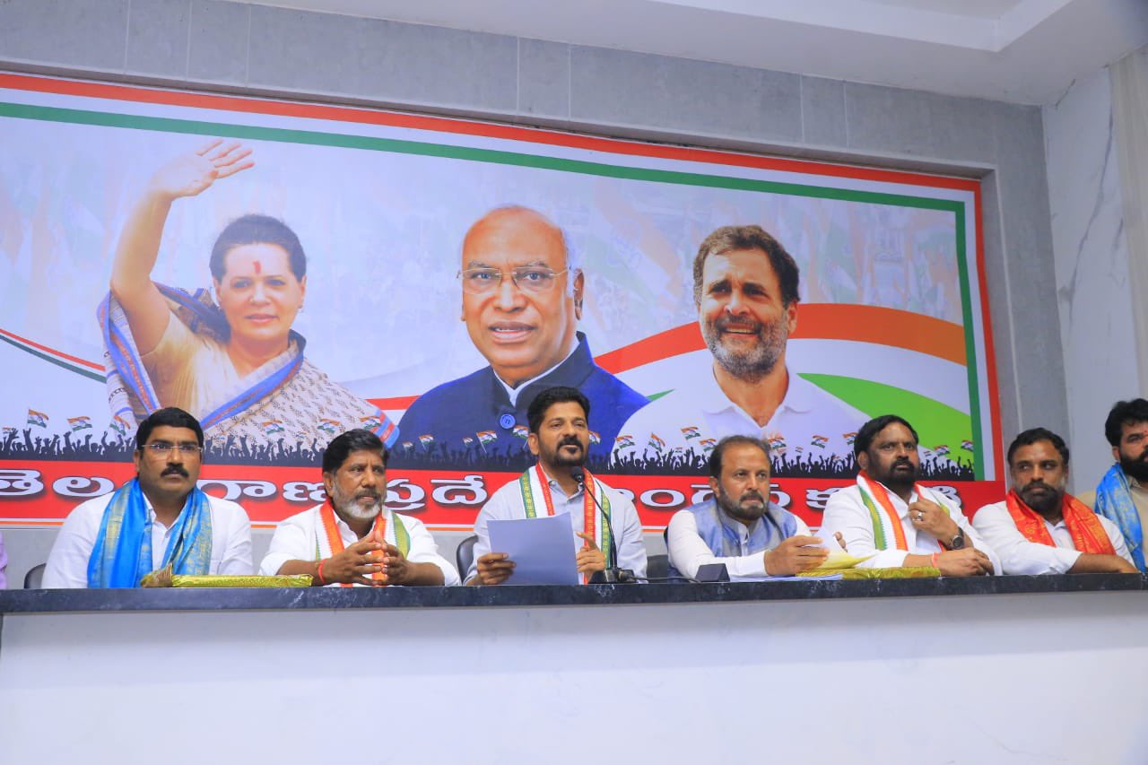 Revanth Reddy | BRS తొత్తుల పేర్లు.. రెడ్బుక్లో రాస్తాం: రేవంత్ రెడ్డి Revanth Reddy | BRS తొత్తుల పేర్లు.. రెడ్బుక్లో రాస్తాం: రేవంత్ రెడ్డి