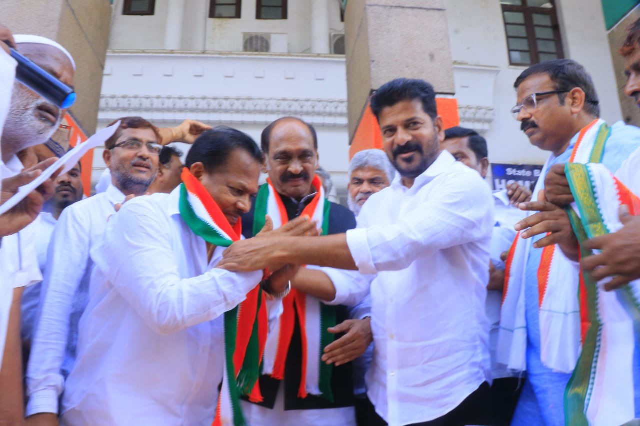 Revanth Reddy | బీజేపీతో చీకటి ఒప్పందం.. వామపక్షాలకు పంగనామం: రేవంత్ రెడ్డి Revanth Reddy | బీజేపీతో చీకటి ఒప్పందం.. వామపక్షాలకు పంగనామం: రేవంత్ రెడ్డి