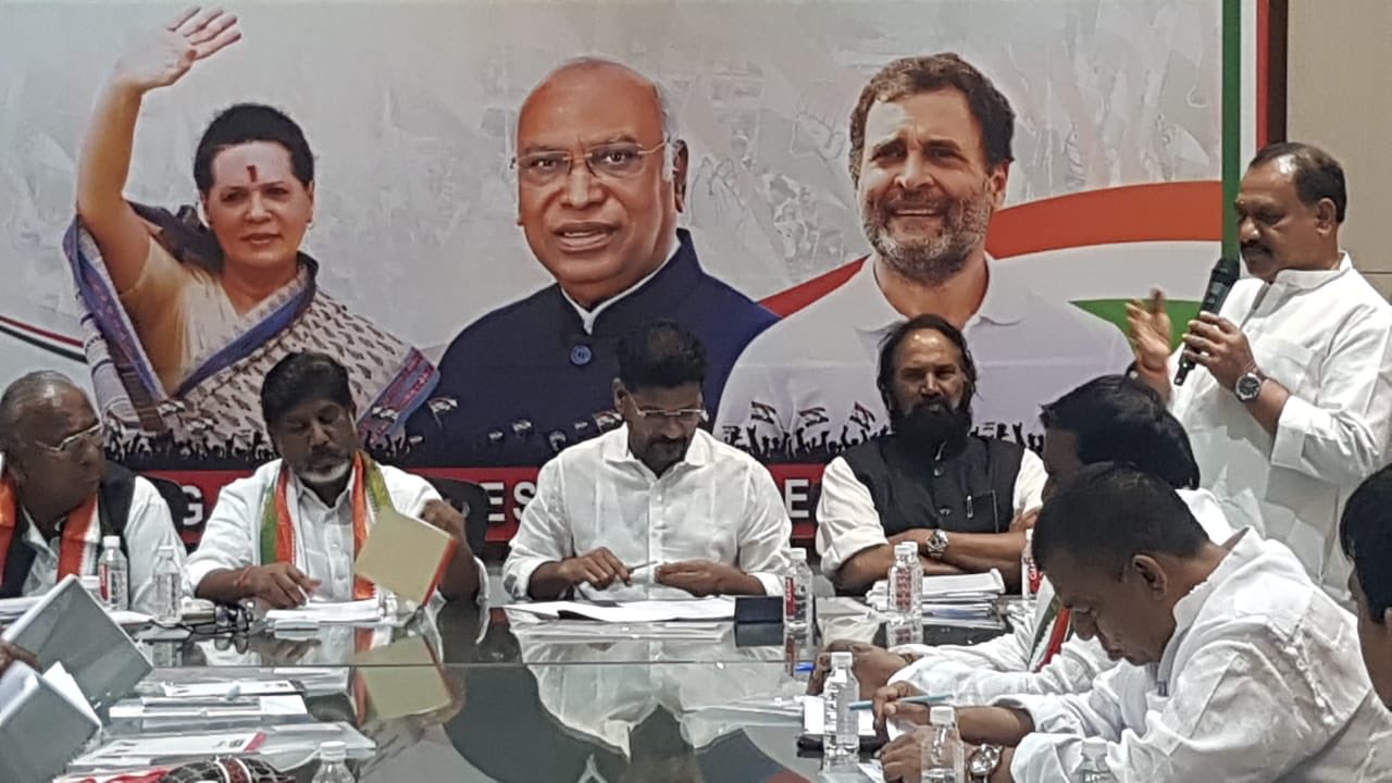 Congress | రేవంత్ Vs ఉత్తమ్.. కుటుంబానికి ఒకటే సీటు అంశంపై వాగ్వాదం Congress | రేవంత్ Vs ఉత్తమ్.. కుటుంబానికి ఒకటే సీటు అంశంపై వాగ్వాదం