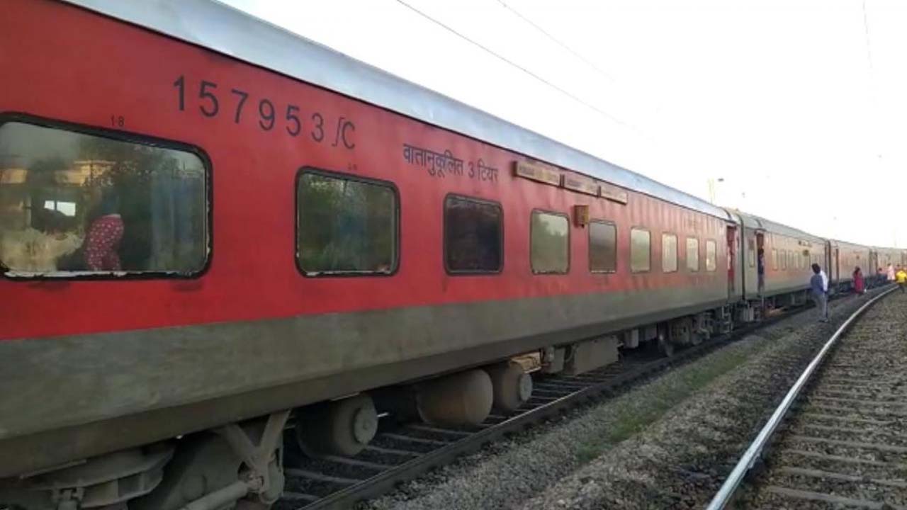 Godavari Express | గోదావరి ఎక్స్ప్రెస్లో పొగలు.. ఆందోళనకు గురైన ప్రయాణికులు.. కారణం ఏంటంటే..? Godavari Express | గోదావరి ఎక్స్ప్రెస్లో పొగలు.. ఆందోళనకు గురైన ప్రయాణికులు.. కారణం ఏంటంటే..?