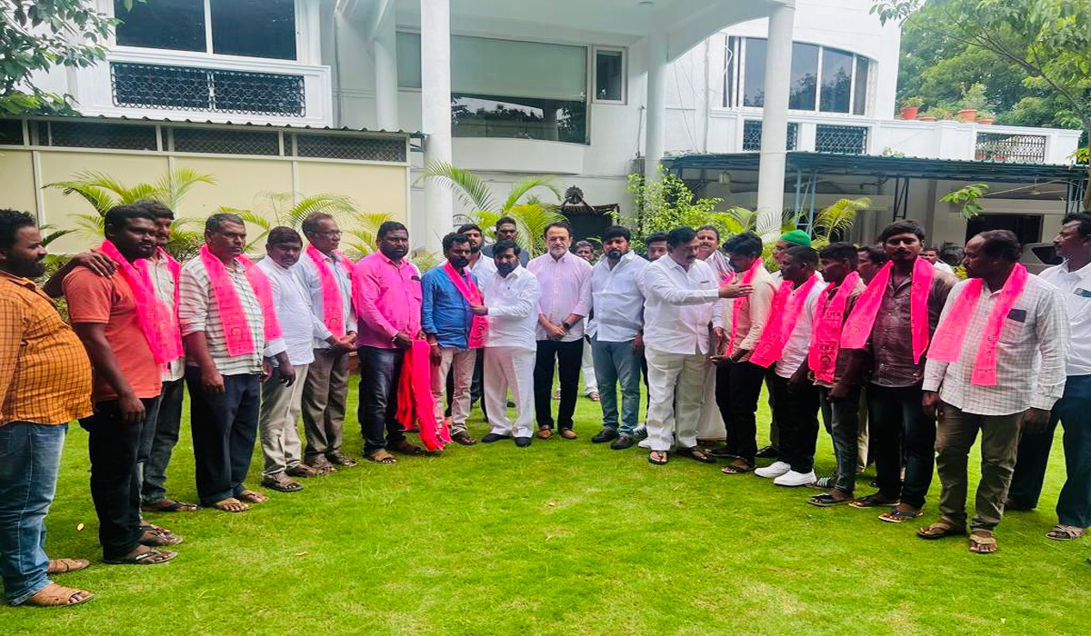 Penpahad | పెన్ పహడ్లో కాంగ్రెస్కు షాక్.. కారెక్కిన అనాజీపురం MPTC Penpahad | పెన్ పహడ్లో కాంగ్రెస్కు షాక్.. కారెక్కిన అనాజీపురం MPTC