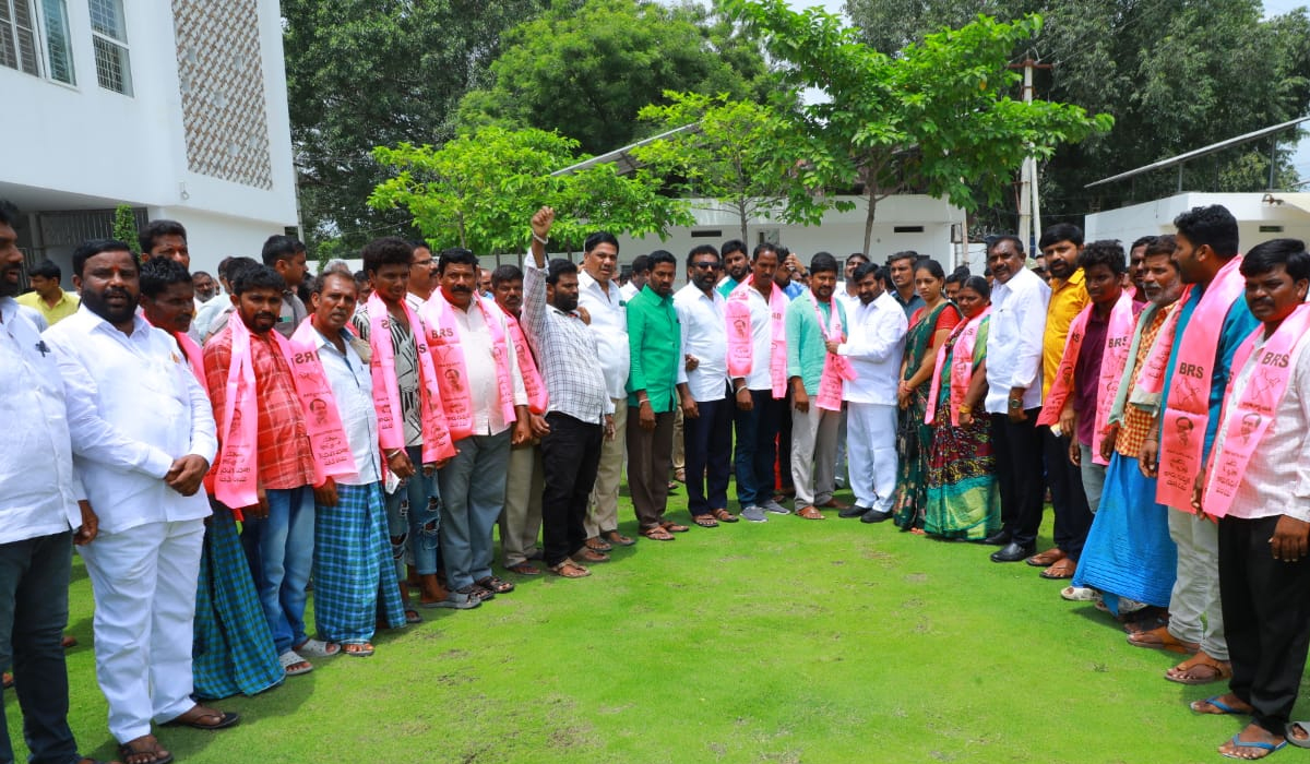 Suryapet | మంత్రి జగదీశ్ రెడ్డి సమక్షంలో గులాబీ గూటికి వలసల వెల్లువ Suryapet | మంత్రి జగదీశ్ రెడ్డి సమక్షంలో గులాబీ గూటికి వలసల వెల్లువ