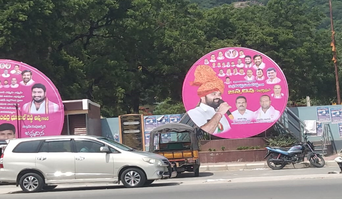 Nalgonda | తెలంగాణ తల్లి విగ్రహానికి కంచర్ల ఫ్లెక్సీ.. విమర్శల వెల్లువ! ఆపై దిద్దుబాటు Nalgonda | తెలంగాణ తల్లి విగ్రహానికి కంచర్ల ఫ్లెక్సీ.. విమర్శల వెల్లువ! ఆపై దిద్దుబాటు