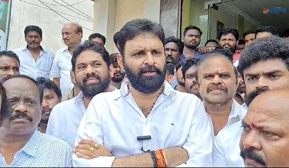 Kodali Nani | మెగాస్టార్ను విమర్శించలేదు: మాజీ మంత్రి కొడాలి Kodali Nani | మెగాస్టార్ను విమర్శించలేదు: మాజీ మంత్రి కొడాలి