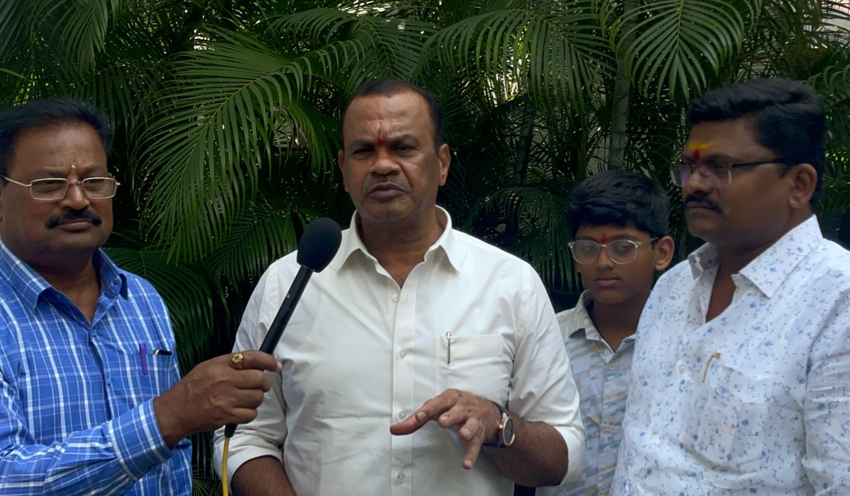 Komatireddy | కరెంట్ కోతలతో ఎండుతున్న పంటలు: ఎంపీ కోమటిరెడ్డి వెంకట్ రెడ్డి Komatireddy | కరెంట్ కోతలతో ఎండుతున్న పంటలు: ఎంపీ కోమటిరెడ్డి వెంకట్ రెడ్డి