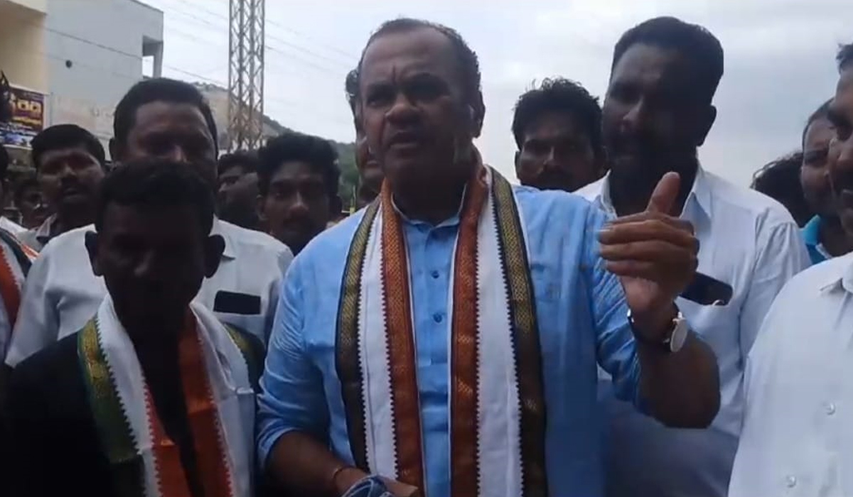 Komatireddy | కార్యకర్తలు సూచించిన వ్యక్తికే నకిరేకల్ టికెట్ కేటాయించేలా చూస్తా: ఎంపీ కోమటిరెడ్డి Komatireddy | కార్యకర్తలు సూచించిన వ్యక్తికే నకిరేకల్ టికెట్ కేటాయించేలా చూస్తా: ఎంపీ కోమటిరెడ్డి