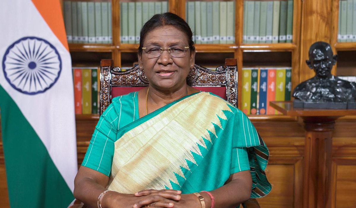 President Murmu | చందమామపై భారత్ పరుగు.. ఇస్రోకు రాష్ట్రపతి అభినందన President Murmu | చందమామపై భారత్ పరుగు.. ఇస్రోకు రాష్ట్రపతి అభినందన