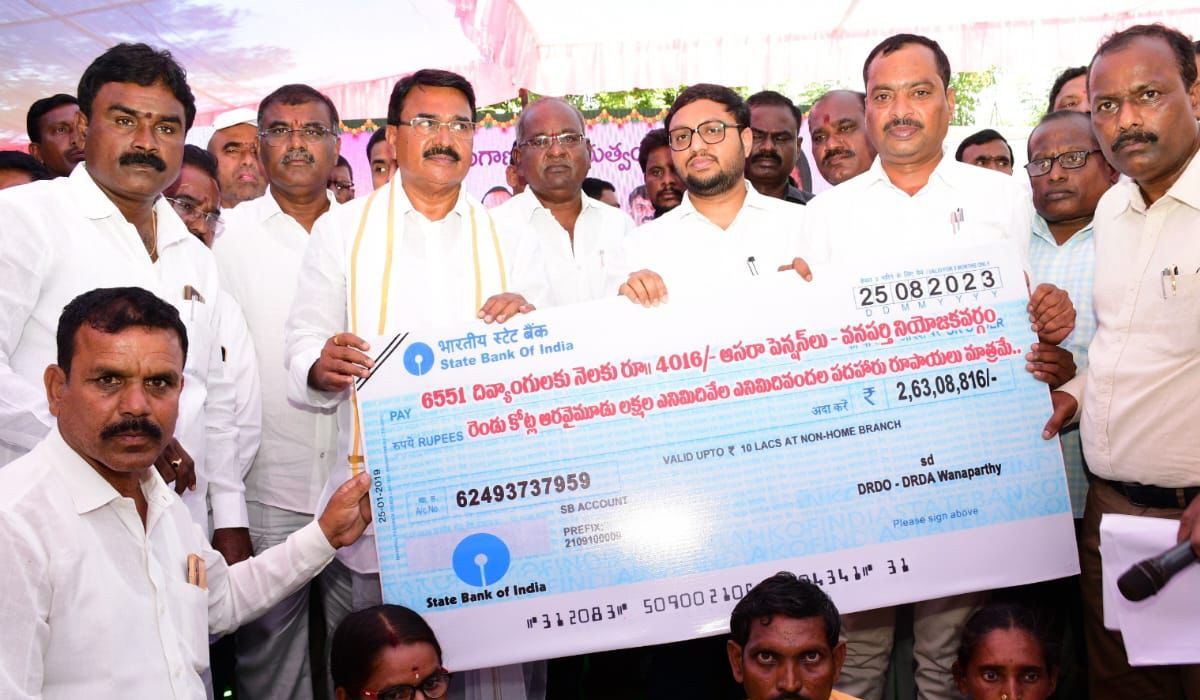 Minister Niranjan Reddy | అభివృద్ధిలో రాజకీయాలకు తావులేదు: మంత్రి నిరంజన్ రెడ్డి Minister Niranjan Reddy | అభివృద్ధిలో రాజకీయాలకు తావులేదు: మంత్రి నిరంజన్ రెడ్డి