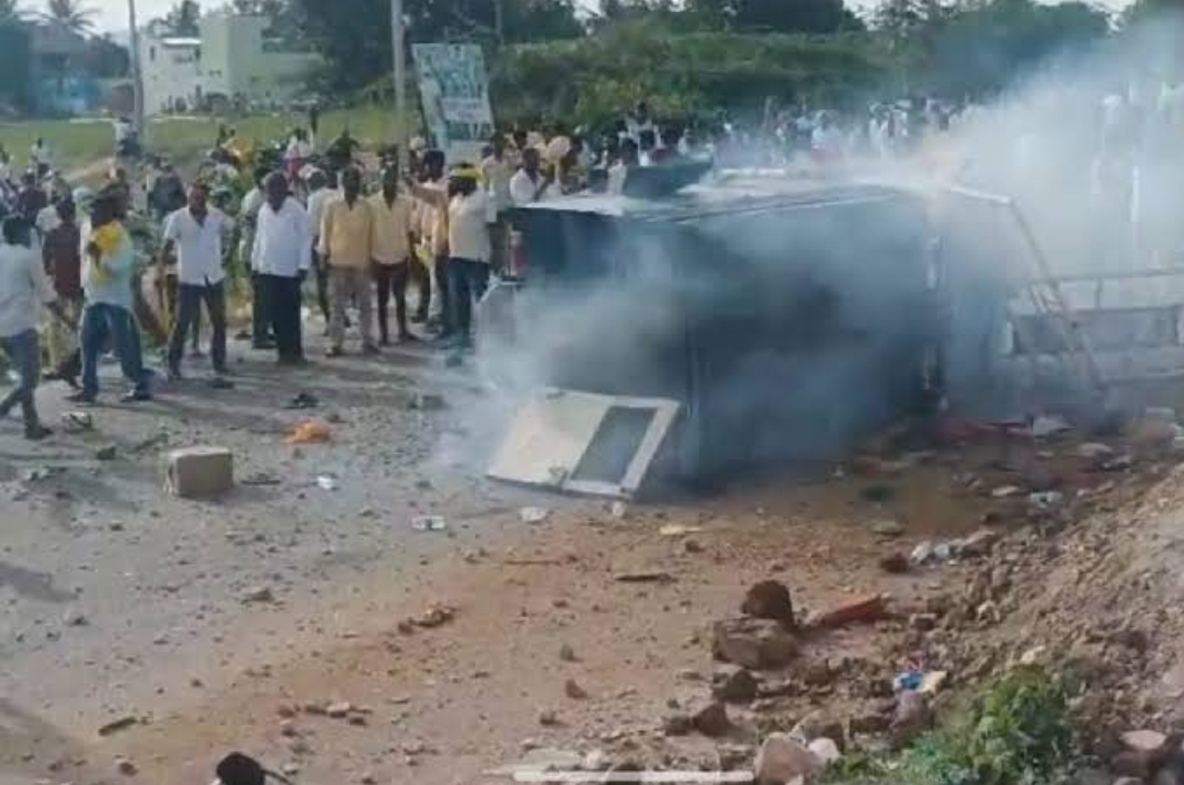 Punganuru | చంద్రబాబు కాన్వాయ్పై YCP శ్రేణుల దాడి.. రణరంగంగా అంగళ్లు Punganuru | చంద్రబాబు కాన్వాయ్పై YCP శ్రేణుల దాడి.. రణరంగంగా అంగళ్లు