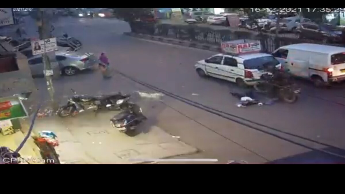 Delhi | ఆటోలో వెళుతున్న యువతిని కిందకి లాగి.. రోడ్డుపై ఈడ్చుకెళ్లిన దుండగులు Delhi | ఆటోలో వెళుతున్న యువతిని కిందకి లాగి.. రోడ్డుపై ఈడ్చుకెళ్లిన దుండగులు
